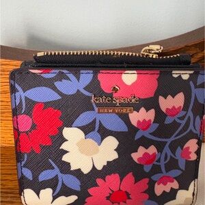 NWT Kate Spade Cameron daisy Floral Wallet, storybook, dustbag